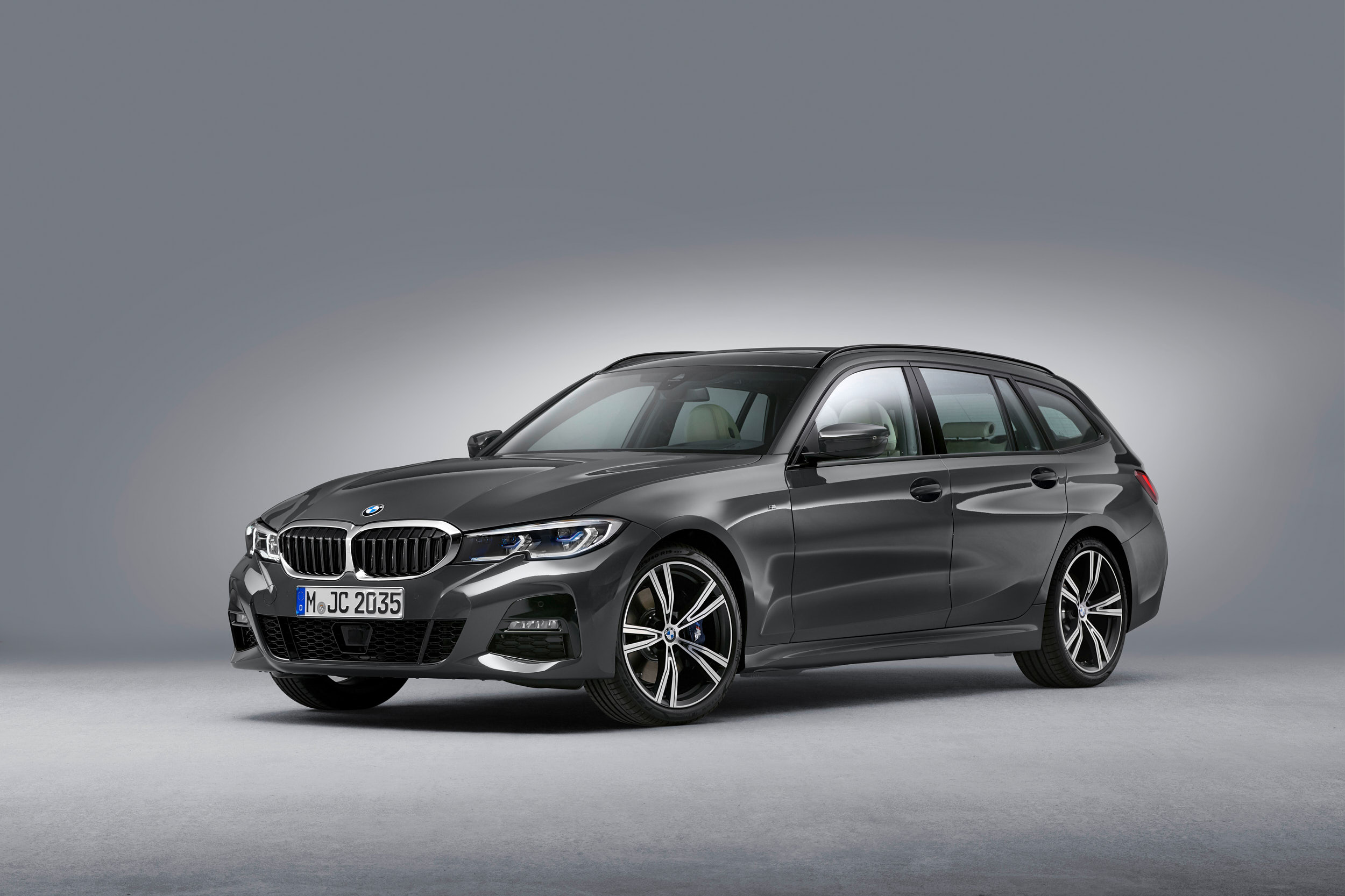 01_0519_BMW_3Touring_EXT_34Front_01_web
